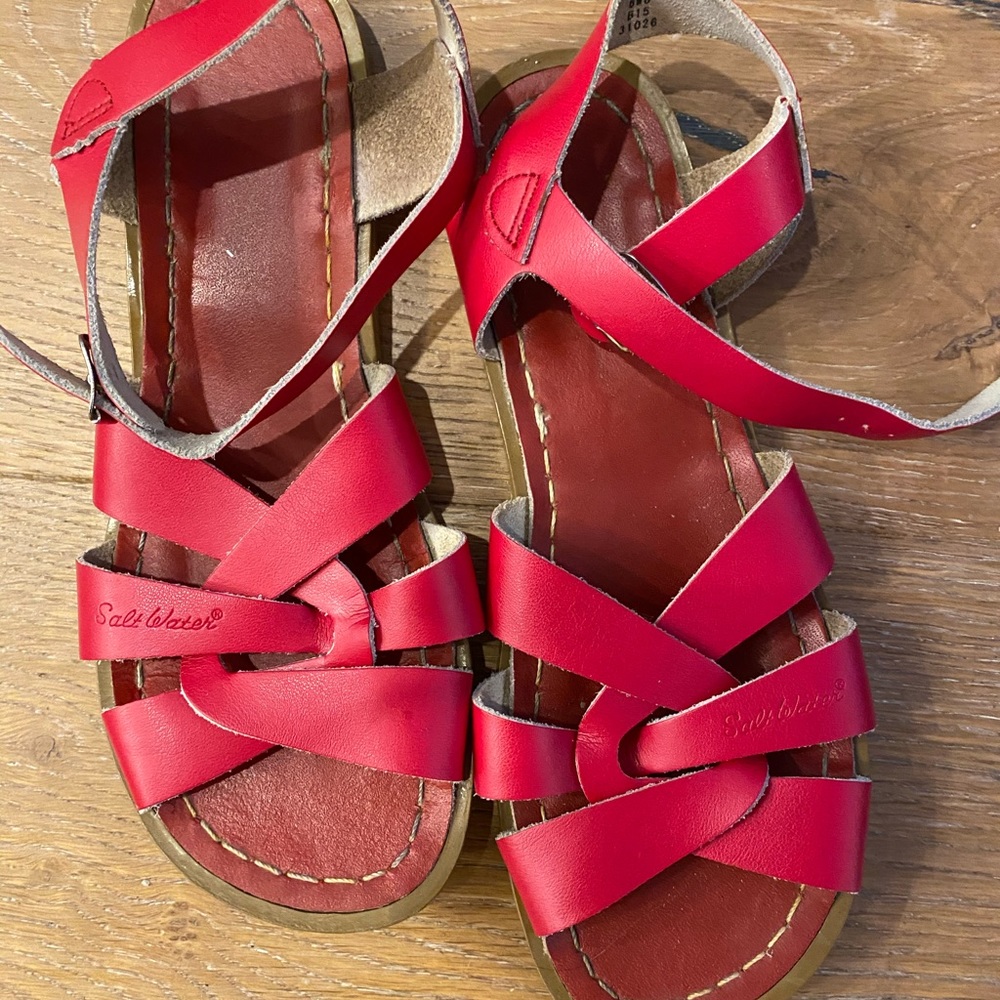 Salt water sandals sz 6 fits like 8